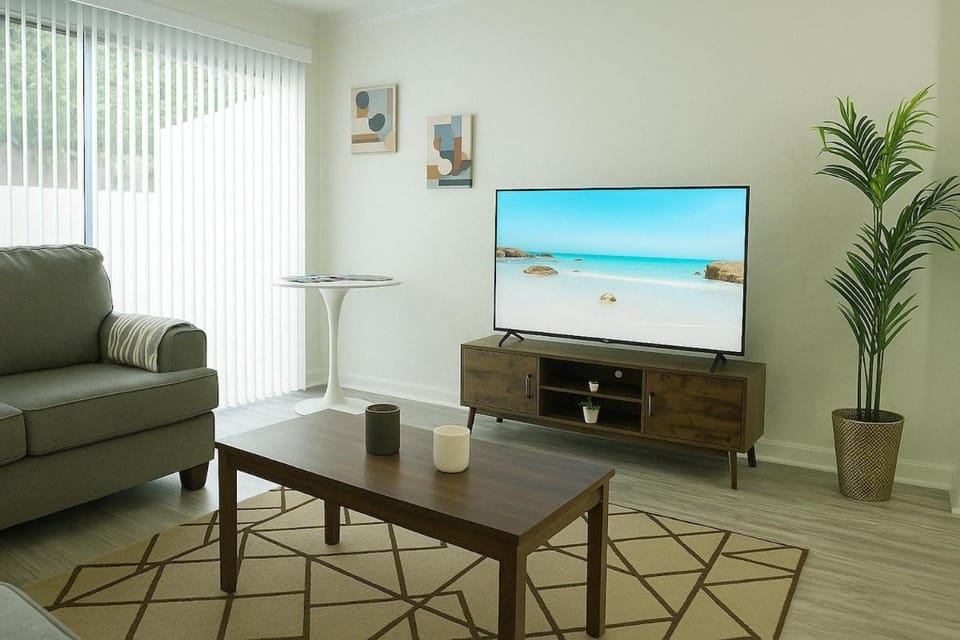 Spacious 2BR Townhouse - 3 Queens - Sleeps 8 Apartment in Redondo Beach