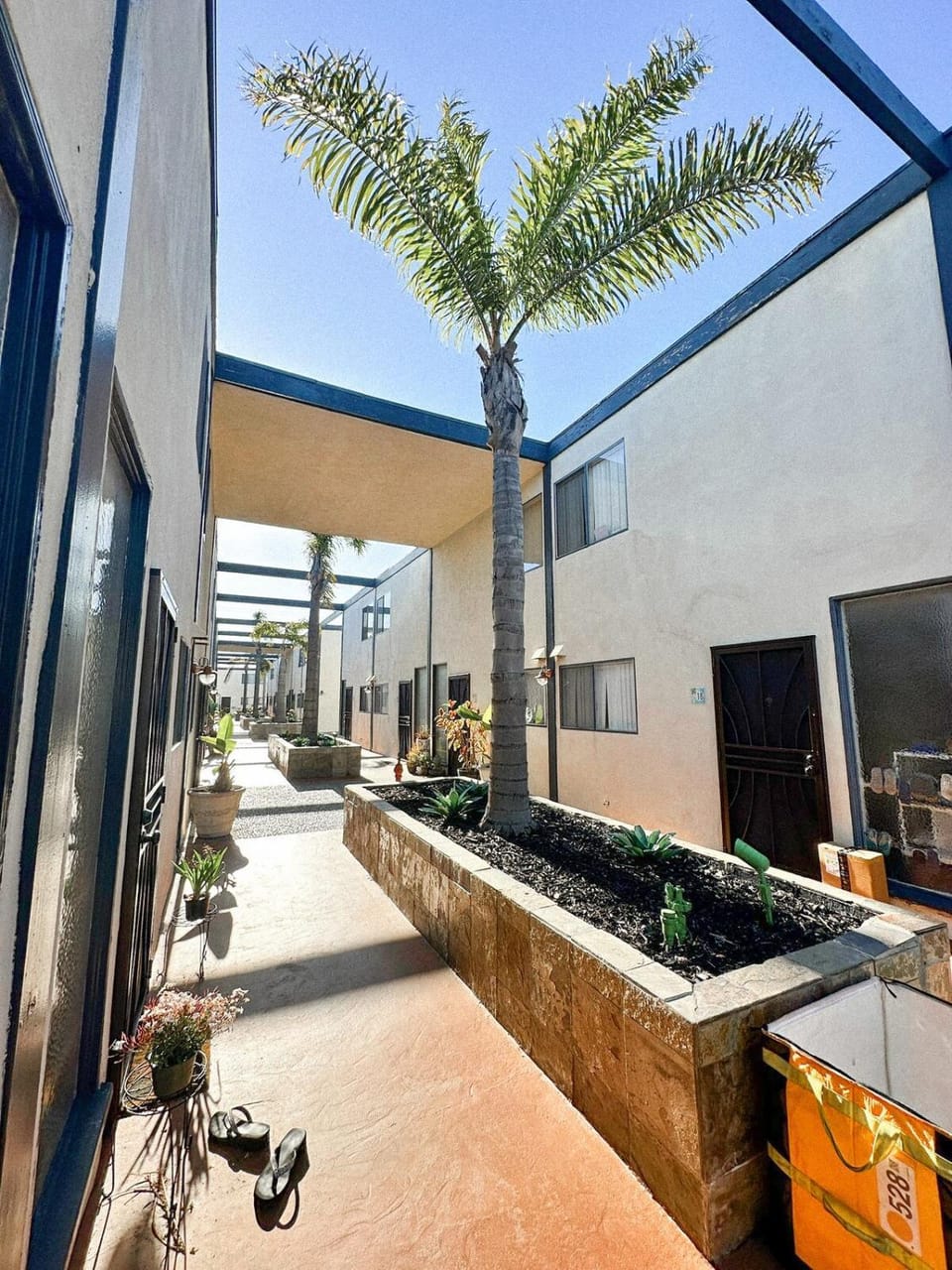 Spacious 2BR Townhouse - 3 Queens - Sleeps 8 Apartment in Redondo Beach