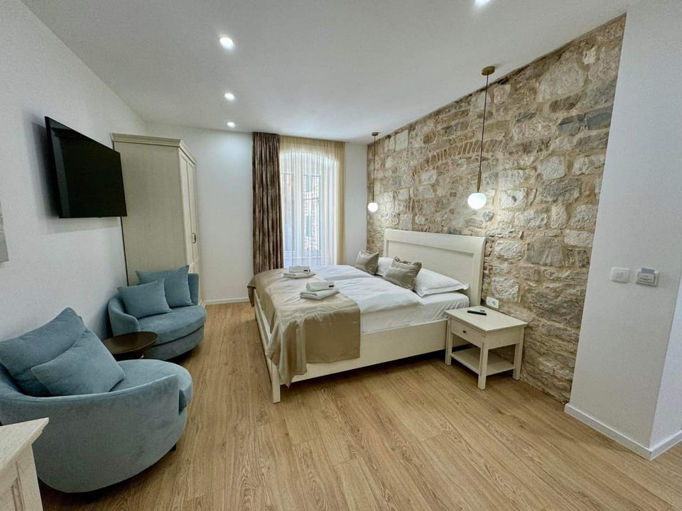 Bed, TV and multimedia, Photo of the whole room, Bedroom, towels