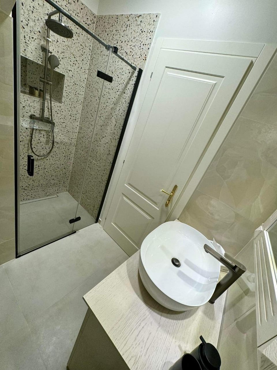Shower, Bathroom, towels