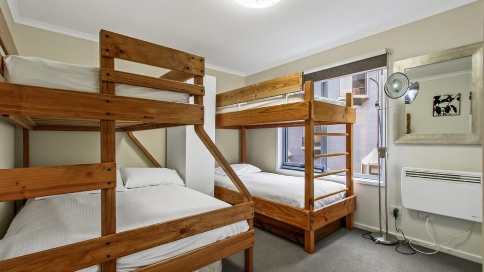 Bedroom, bunk bed