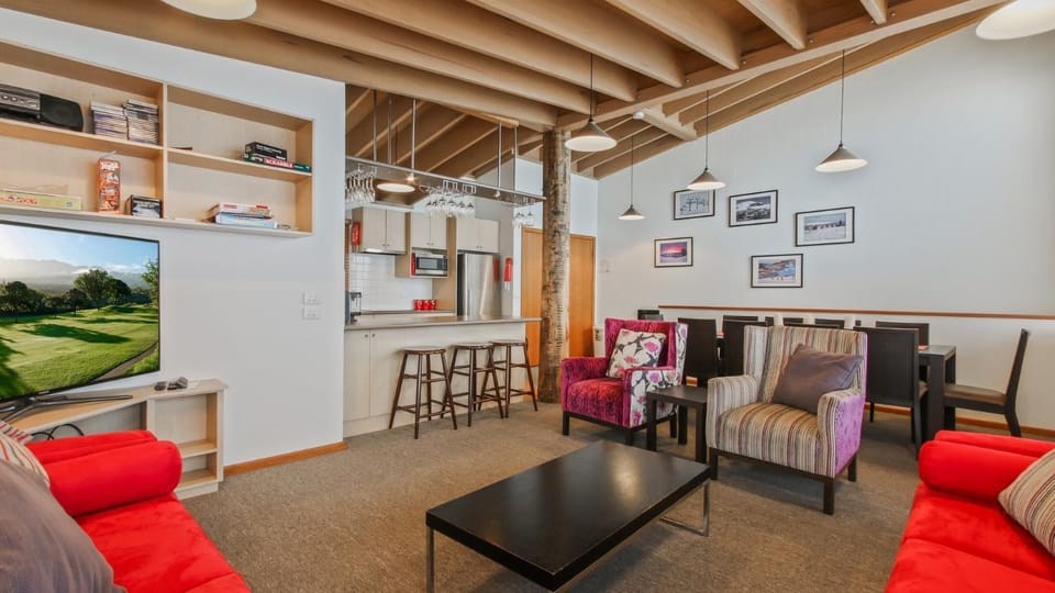 Kitchen or kitchenette, Seating area