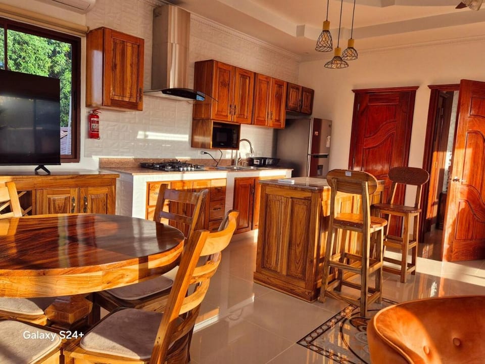 TV and multimedia, Kitchen or kitchenette, Dining area, stove