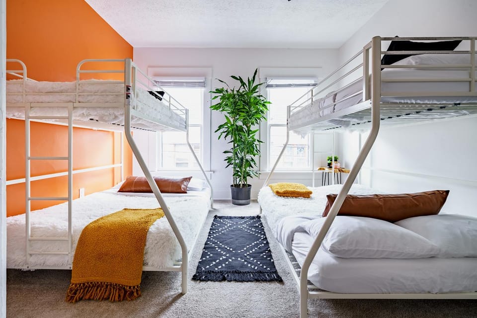 Bedroom, bunk bed