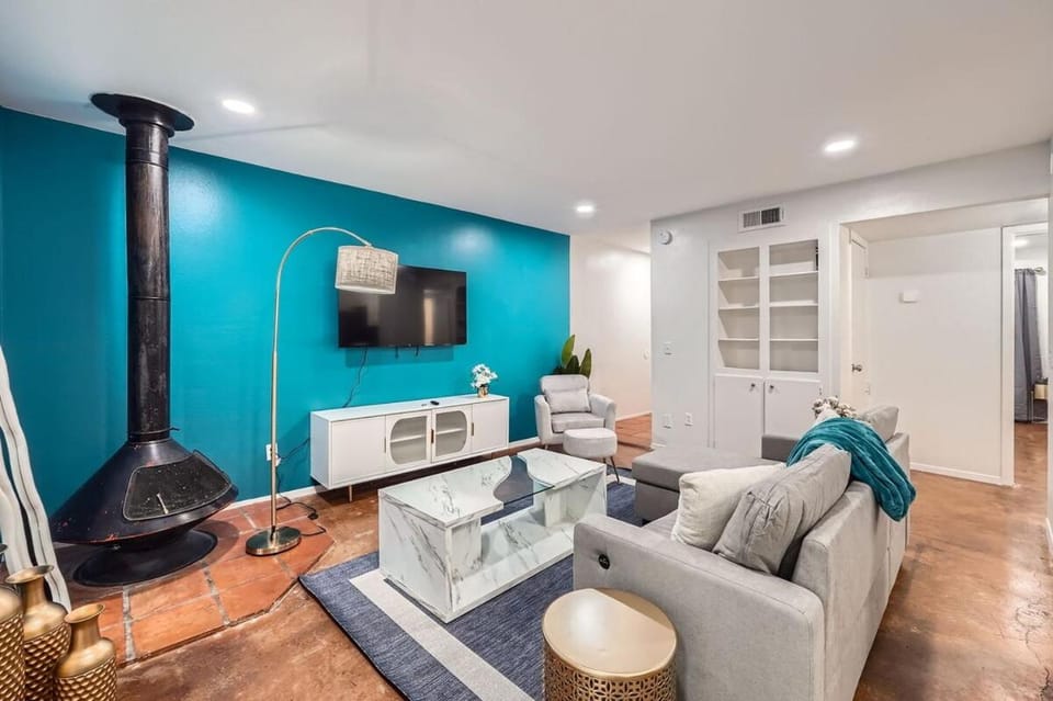 Your Stylish King Suite Getaway - Sleeps 4 - Pool, Prkg Apartment in Austin