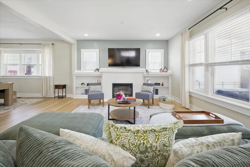 Family Spacious 5BR Retreat w Game Filled Basement Suite House in Indianapolis