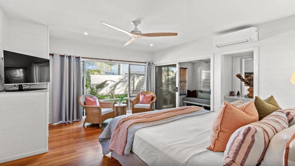 Bed, Seating area, Bedroom, air conditioner