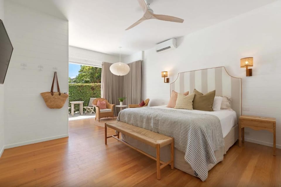 Bed, Photo of the whole room, Seating area, Bedroom