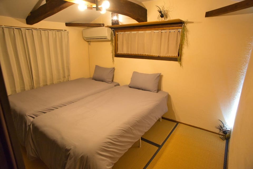 Bed, Photo of the whole room, Bedroom, air conditioner