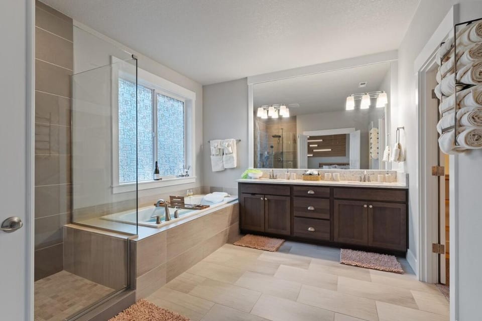 Luxury Home, Mins to DT, Game Room, Nature Trails House in Portland