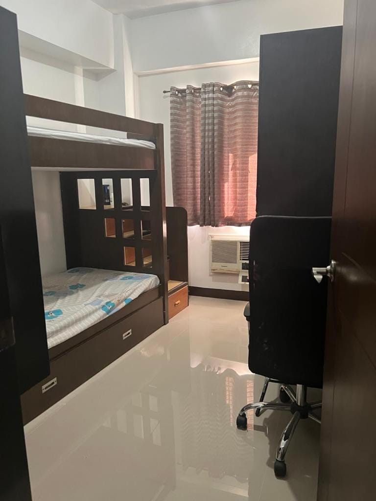 Bedroom, bunk bed