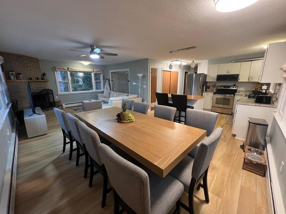Kitchen or kitchenette, Seating area, Dining area, Family, fireplace, pet friendly