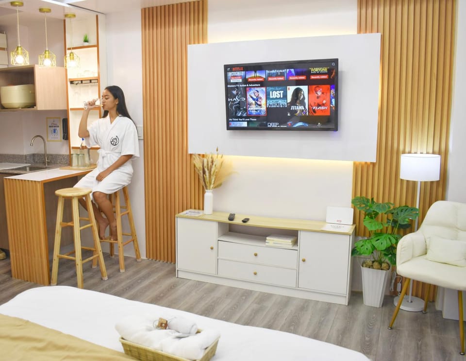 People, Seating area, Bedroom, minibar