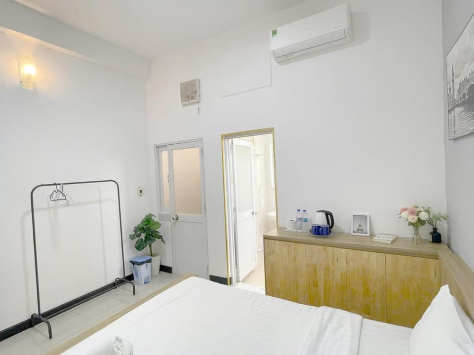 Nhà Nguyên căn liền kề Bùi Viện Street 6 phòng 8 giường House in Ho Chi Minh City