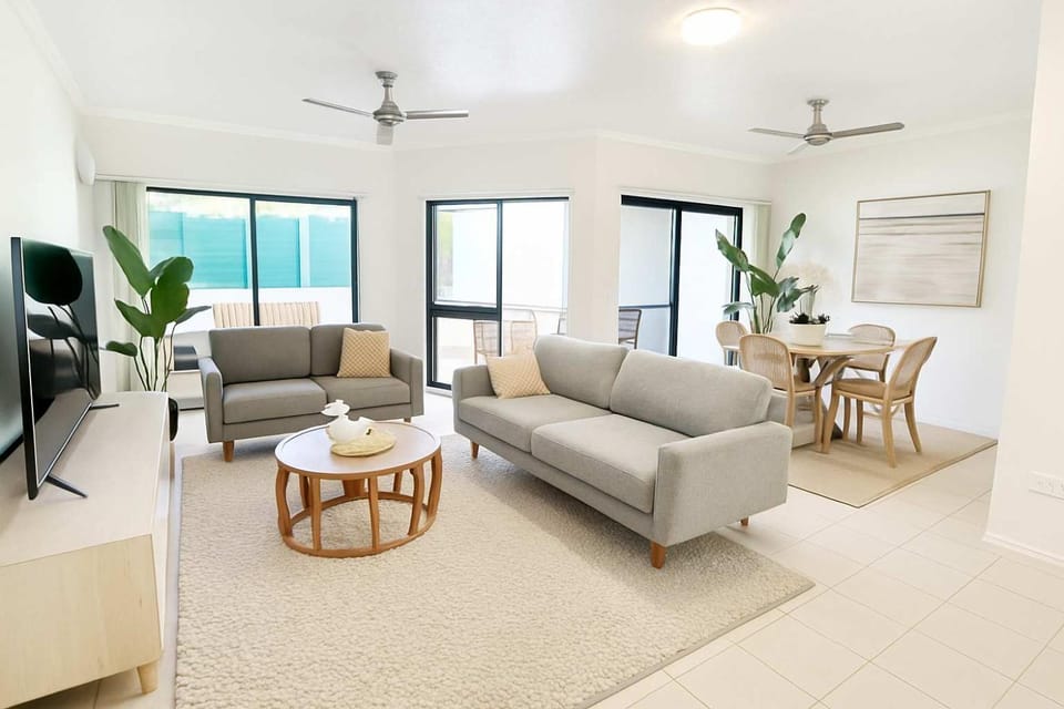 TV and multimedia, Living room, Seating area, Dining area