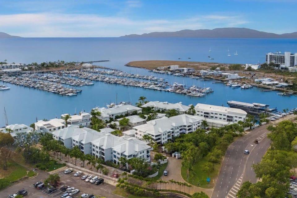 Property building, Nearby landmark, Day, Neighbourhood, Natural landscape, Bird's eye view, Beach, City view, Sea view, Location, Parking