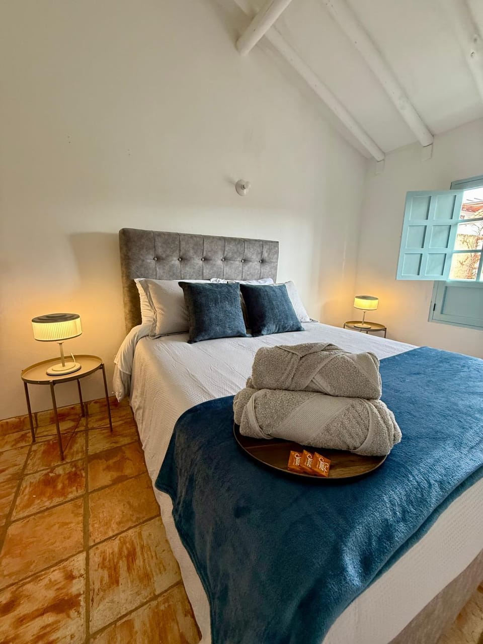 Bed, Photo of the whole room, Bedroom, towels