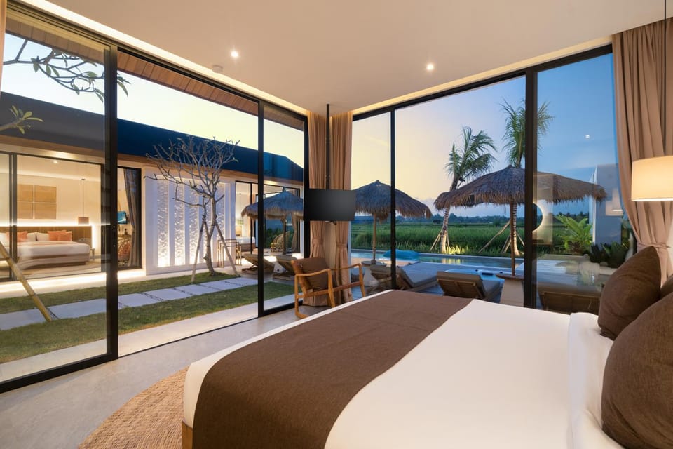 Bed, TV and multimedia, Photo of the whole room, Bedroom, Pool view, air conditioner