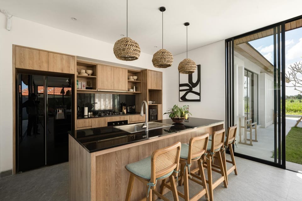 Coffee/tea facilities, Kitchen or kitchenette, Seating area, stove
