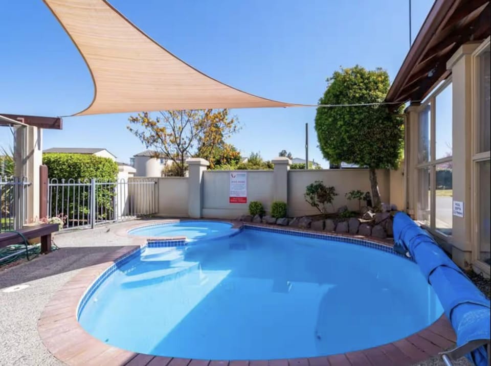3BR with views, close to lake and town House in Taupo