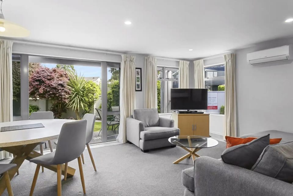 3BR with views, close to lake and town House in Taupo