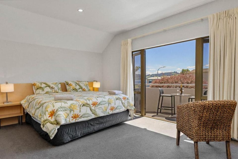 3BR with views, close to lake and town House in Taupo