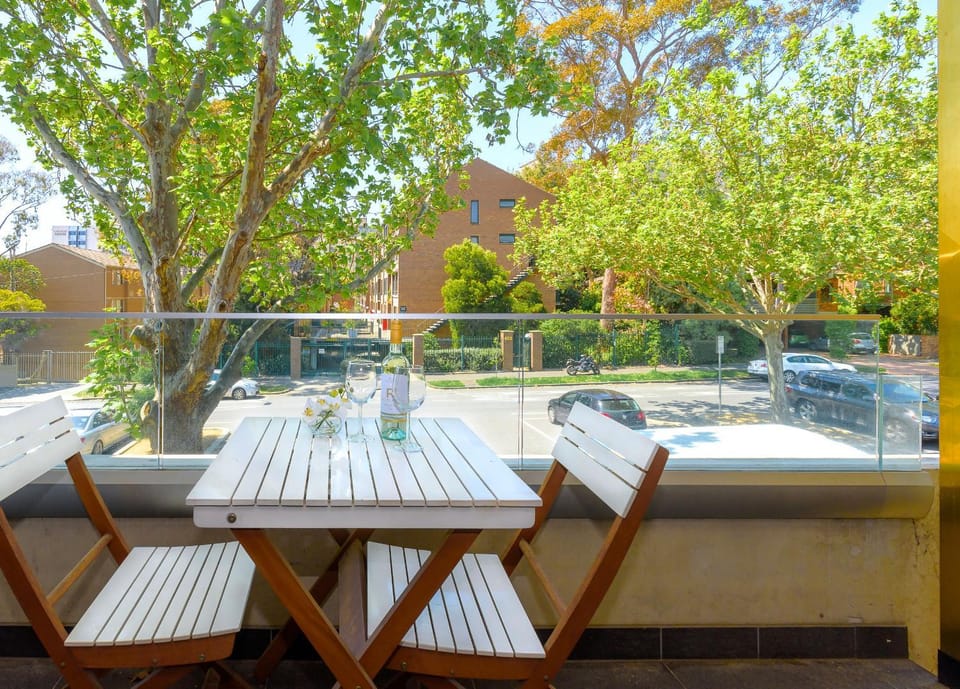View (from property/room), Balcony/Terrace, Quiet street view