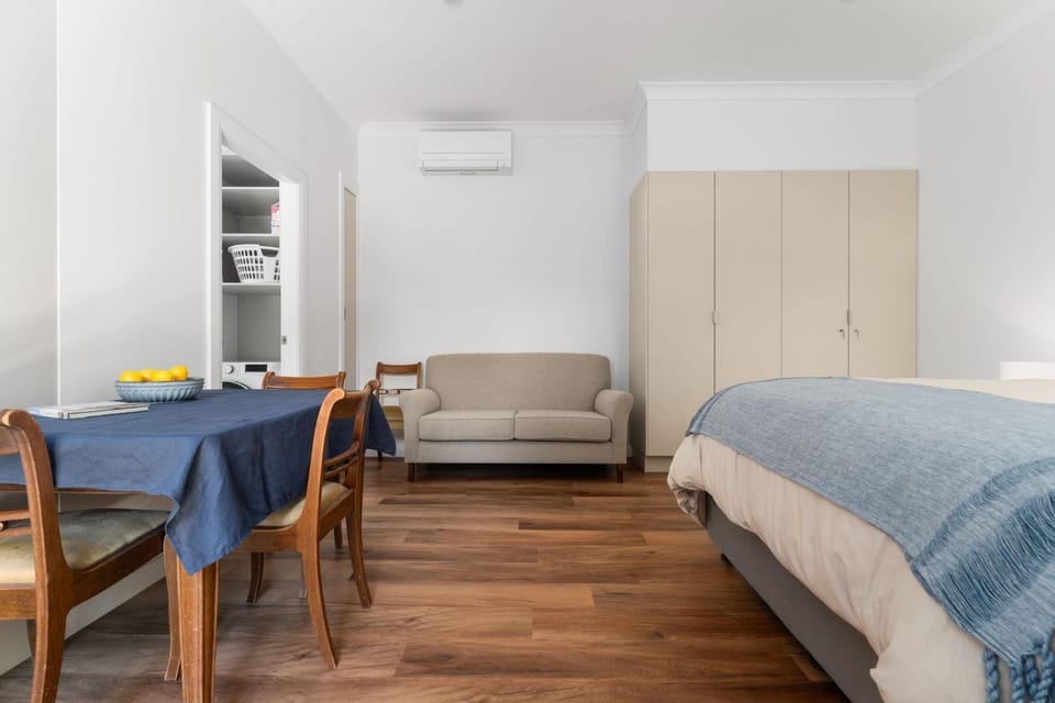 Charming Studio for Two in the Heart of Bathurst Apartment in Bathurst