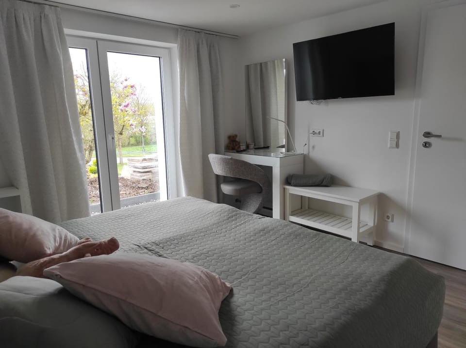 TV and multimedia, Photo of the whole room, Bedroom