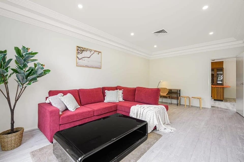 Liverpool Oasis 5BR Home for Groups and Families House in Sydney