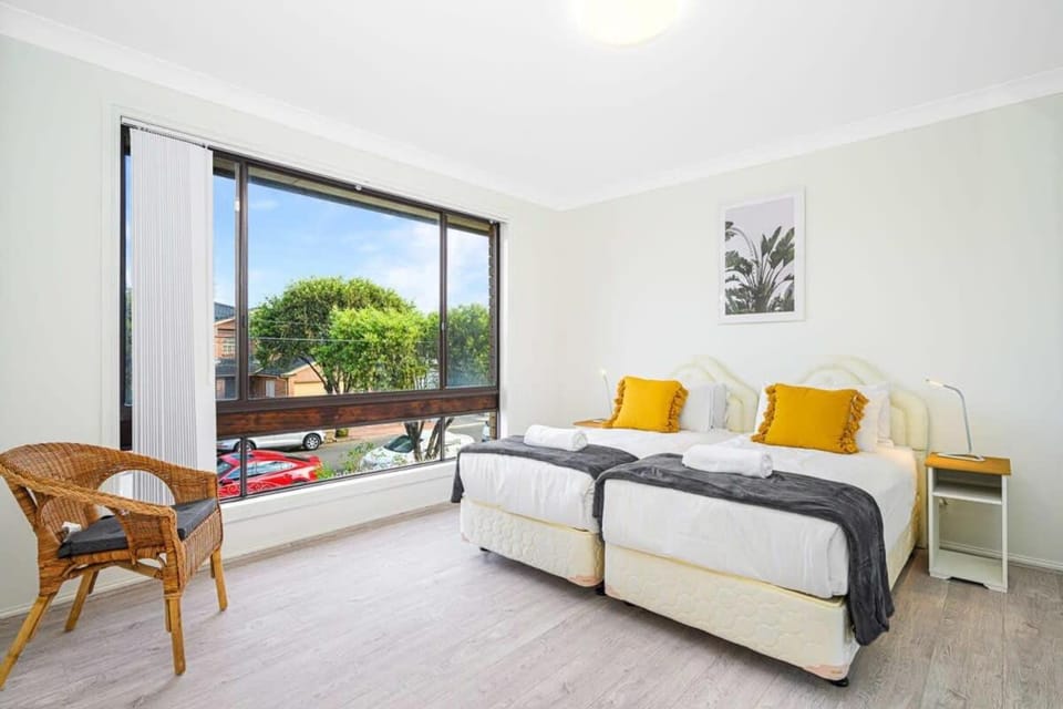 Liverpool Oasis 5BR Home for Groups and Families House in Sydney