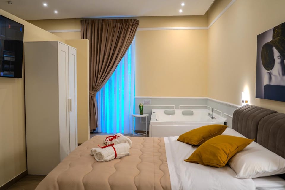 Bed, Hot Tub, Bedroom