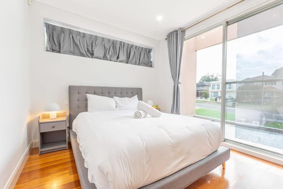 Luxury 5BD house w water view in Melrose Park House in Sydney