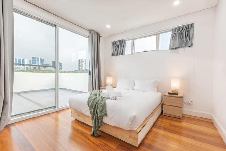 Luxury 5BD house w water view in Melrose Park House in Sydney