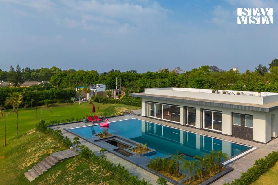 Garden view, Pool view, Swimming pool, sunbed