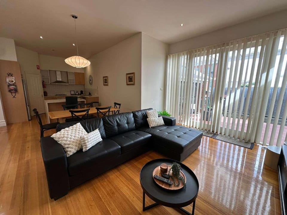 Central Geelong Retreat Sleeps 6 House in Geelong