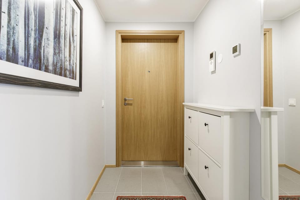 By the Old Town, new & modern, 2 BR, easy access by car, free parking Apartment in Tallinn