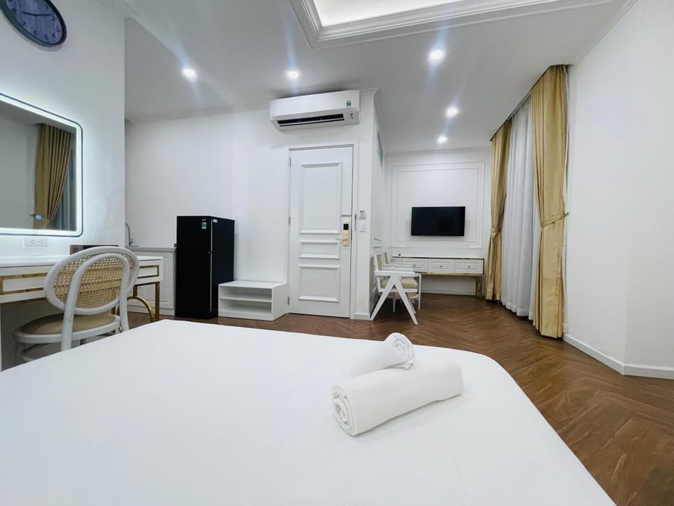 Bed, Seating area, towels
