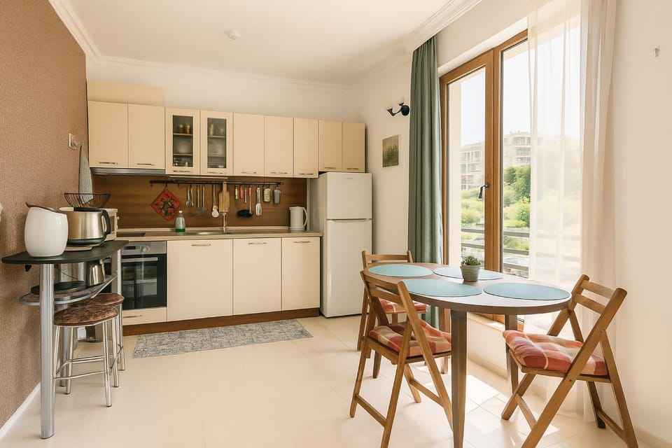 Coffee/tea facilities, Kitchen or kitchenette, Dining area, oven, stove, toaster