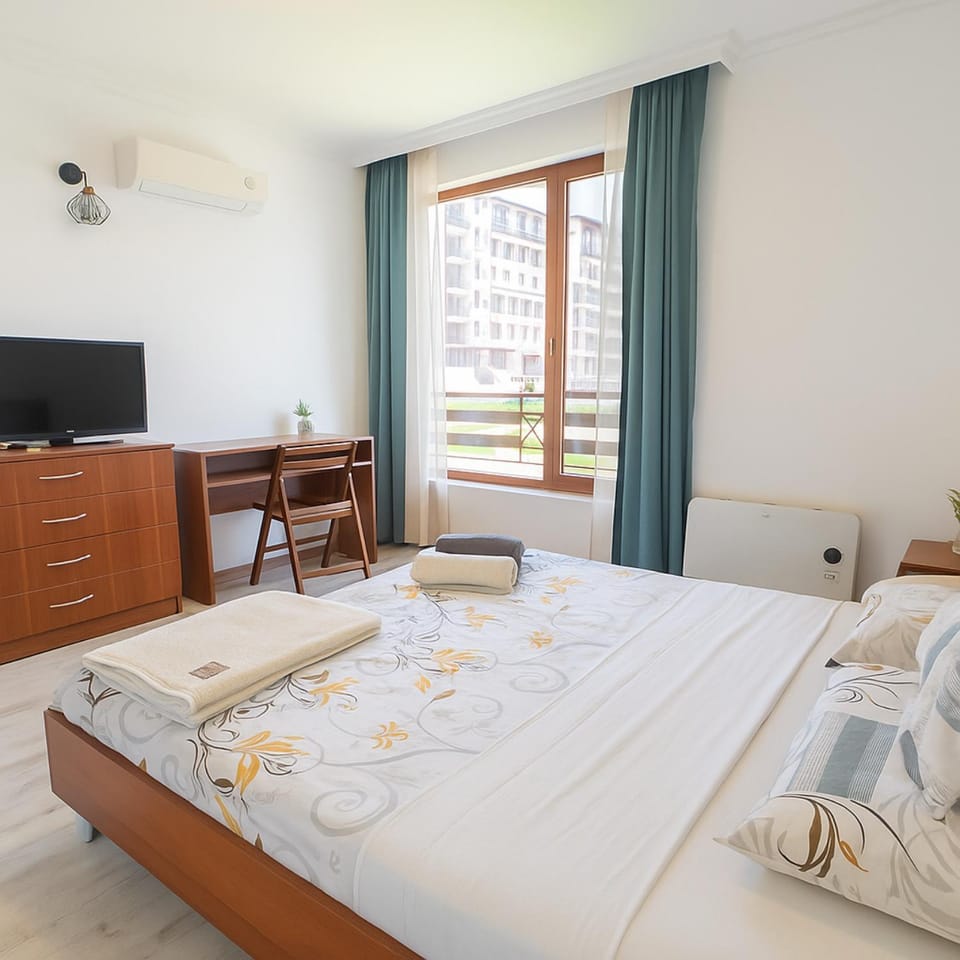 Bed, TV and multimedia, Bedroom, towels, air conditioner