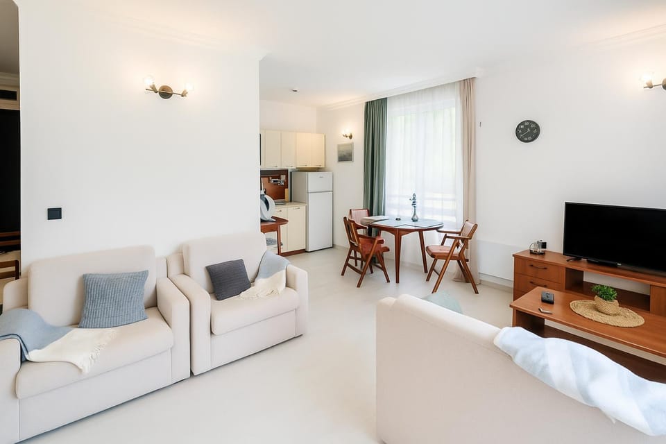 Communal lounge/ TV room, TV and multimedia, Living room, Seating area, Dining area
