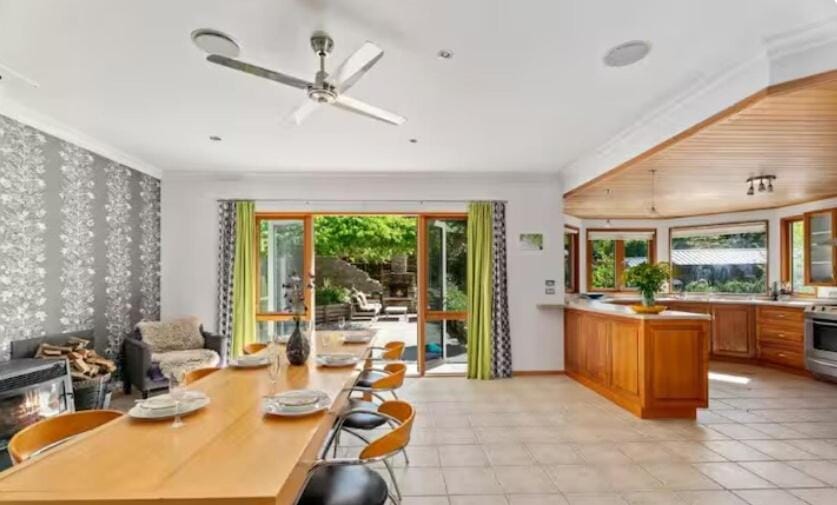 Kitchen or kitchenette, Seating area, Dining area, fireplace, oven