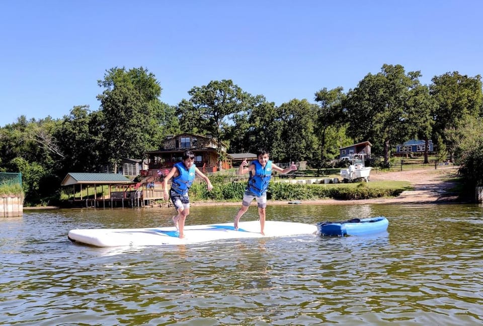 Lakefront Retreat Sleeps 15 Starlink Internet House in Cedar Creek Reservoir