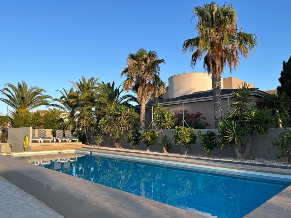 Villa de los Osos - 3min Walk To The Beach & Club De Golf Playa Serena, Entire House, Chalet With XXL Private Pool & Gym Villa in Roquetas de Mar