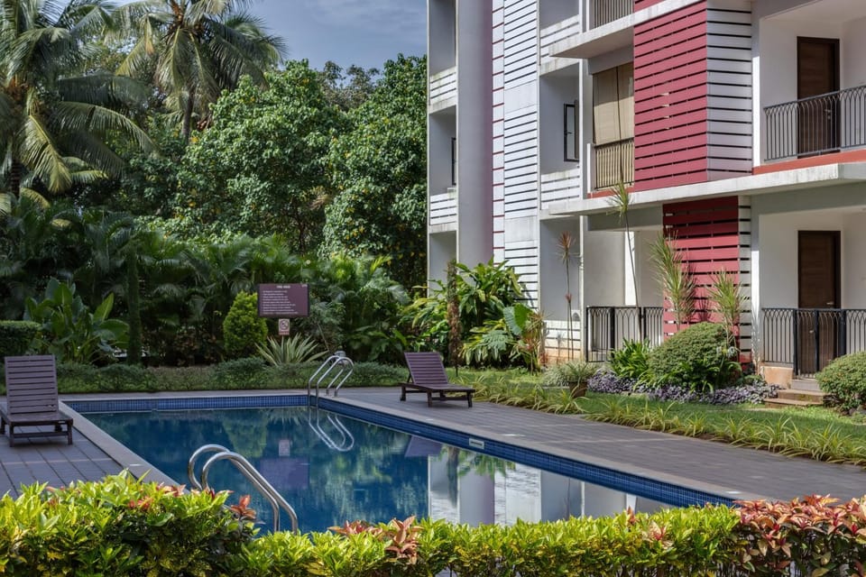 Property building, Spring, Day, Garden, Garden view, Pool view, Swimming pool, sunbed