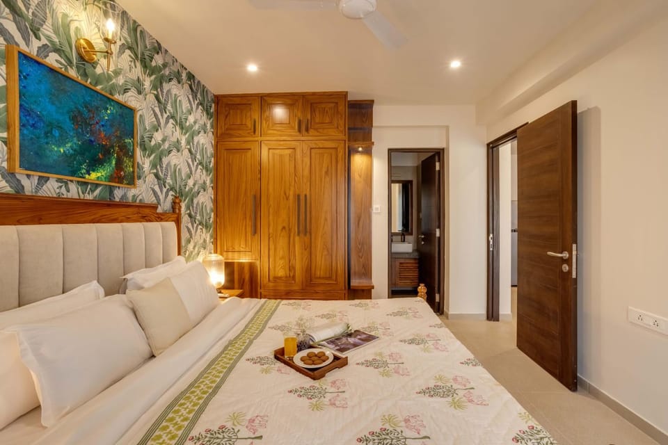 Bed, Food and drinks, Photo of the whole room, Seating area, Bedroom, Food, wardrobe