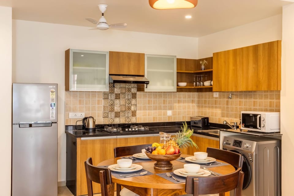 Coffee/tea facilities, Kitchen or kitchenette, Dining area, oven, stove, toaster