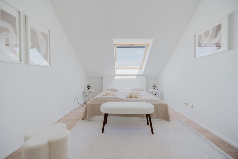 3 BR Penthouse - WHIRLPOOL - ZENTRAL - KÜCHE - WIFI - KAFFEE - GERÄUMIG - TERRASSE - PARKHAUS Apartment in Wiesbaden