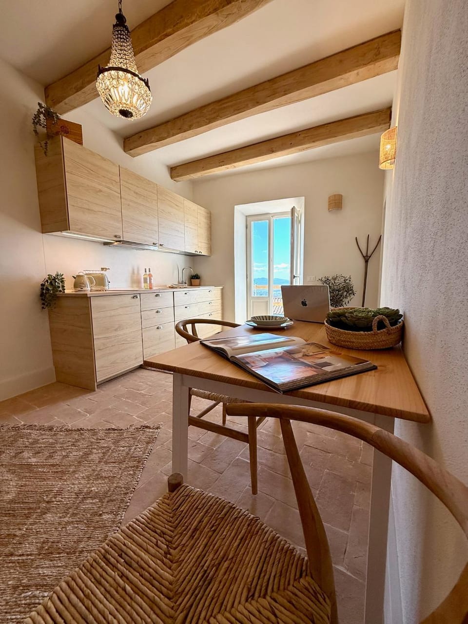 Kitchen or kitchenette, Dining area, stove