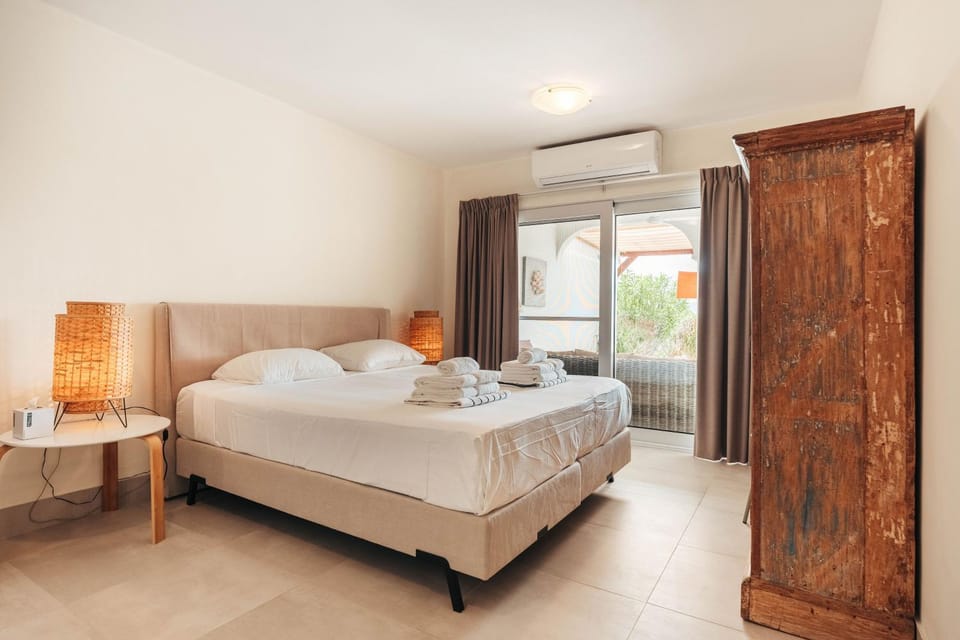 Bed, Photo of the whole room, Bedroom, towels, air conditioner